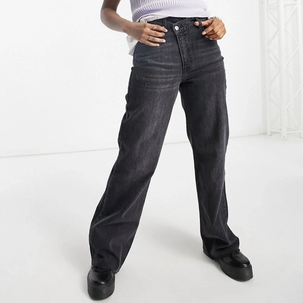 Stradivarius Uneven Waist Dad Jeans - US 6